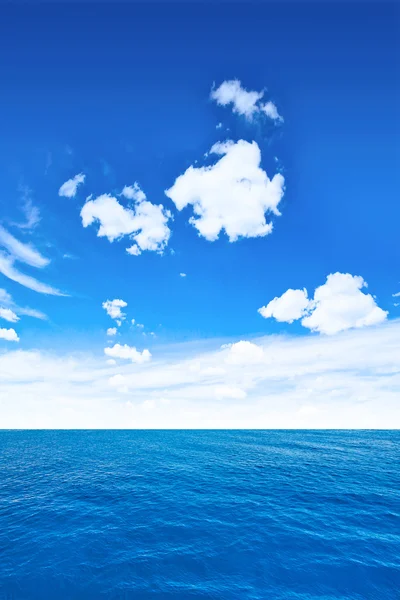 Céu nublado e mar — Fotografia de Stock