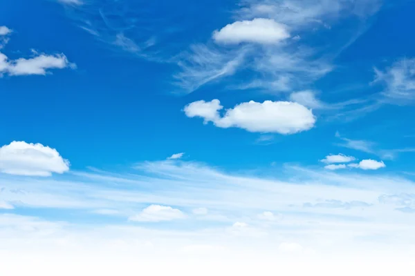 Céu azul e nuvens — Fotografia de Stock