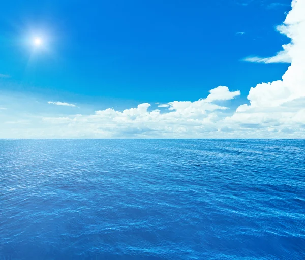Блакитне море і небо — стокове фото
