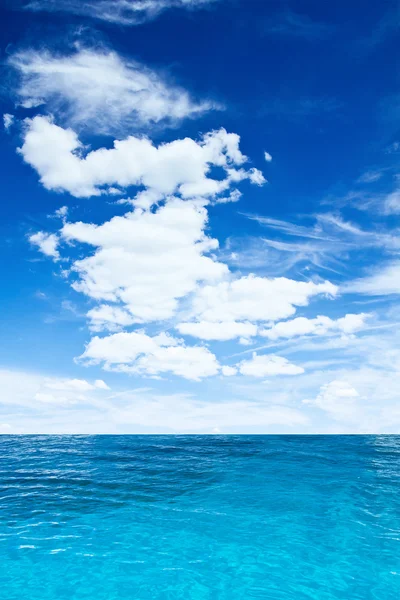 Cielo nublado y océano — Foto de Stock