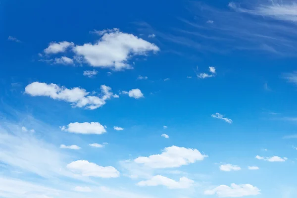 Céu azul e nuvens — Fotografia de Stock