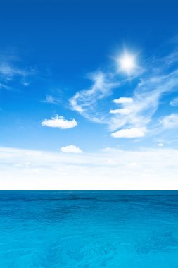 Bulutlu gökyüzü ve okyanus