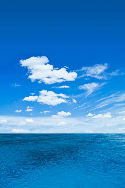Море и облачное небо — стоковое фото