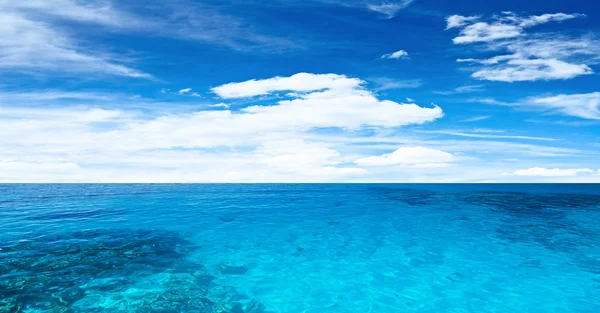Transparent ocean and cloudy sky — Stock Photo, Image