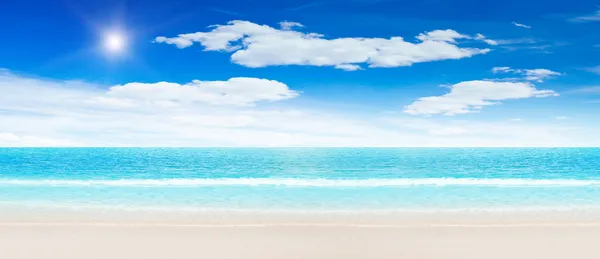 Tropical beach and ocean — Stock Photo, Image