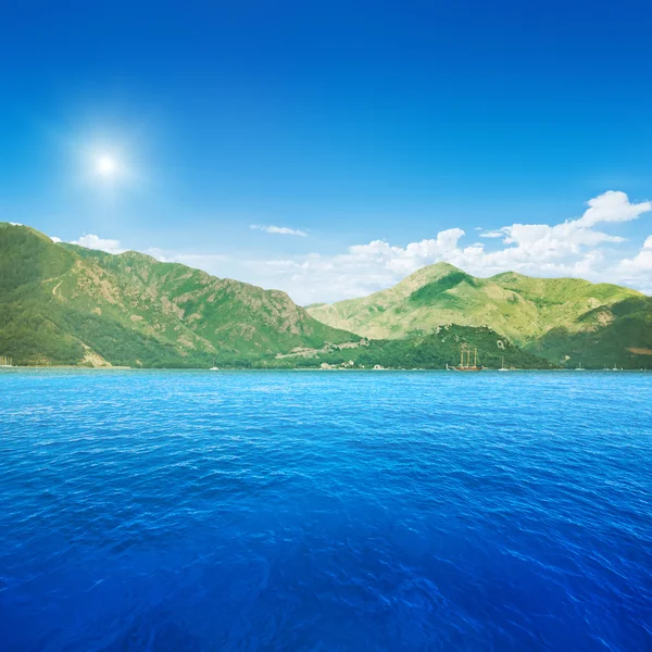 Ocean and mountains — Stock Photo, Image