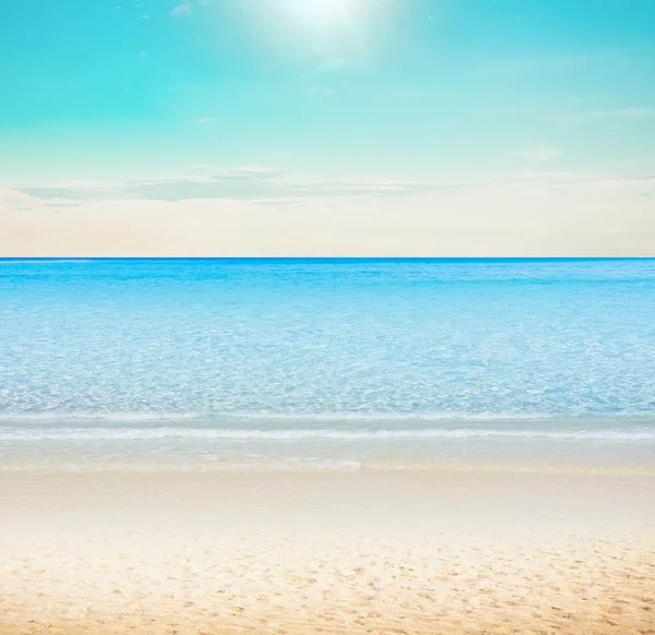 Solen över tropisk strand — Stockfoto