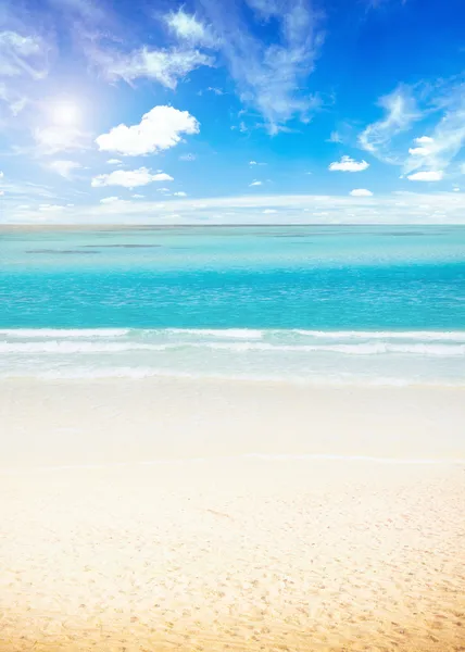 Solen och ö stranden — Stockfoto