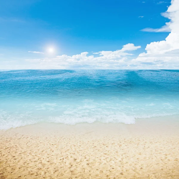 Sole e spiaggia dell'isola — Foto Stock