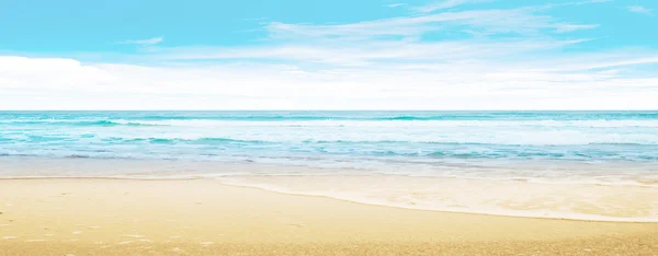 Tropisches Meer und bewölkter Himmel — Stockfoto