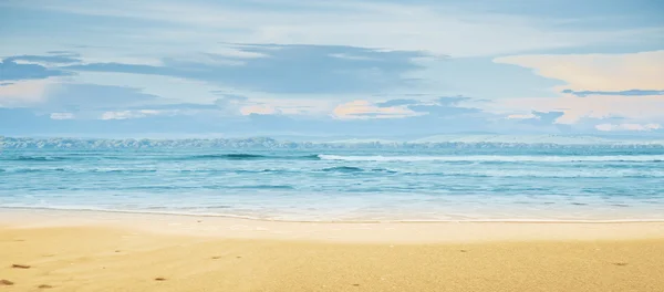 Tropical sea and cloudy sky — Stock Photo, Image