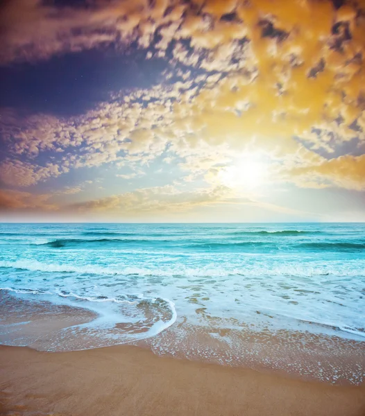 Cielo scuro e spiaggia dell'isola — Foto Stock