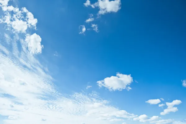 Синє літнє небо — стокове фото