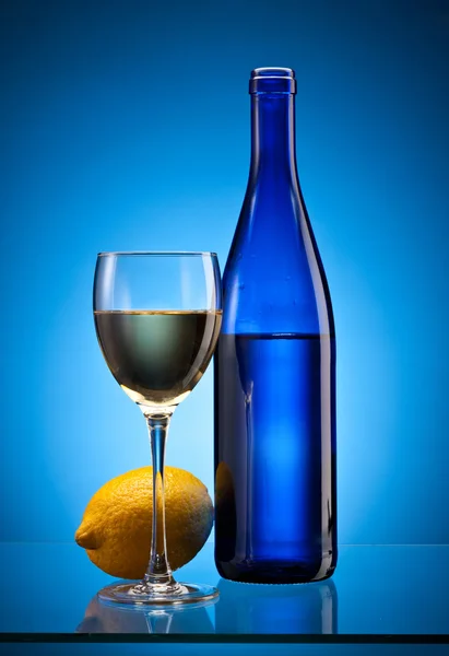 Garrafa de vinho azul e limão Fotografia De Stock