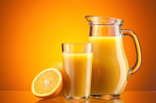 Orangensaft über Orange — Stockfoto