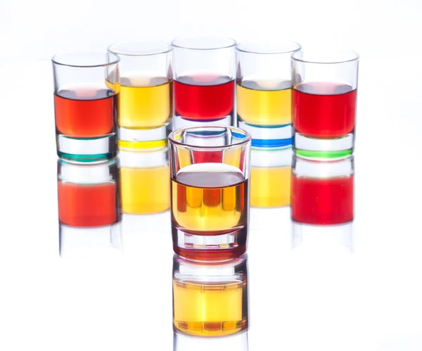 Alkoholgetränke auf weißem Hintergrund — Stockfoto