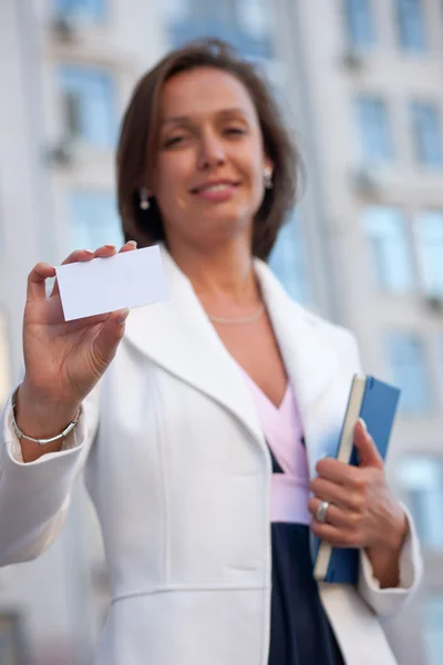 Mujer con tarjeta de visita a través de la oficina —  Fotos de Stock