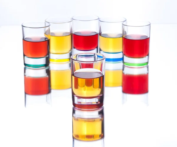 Alkoholgetränke auf weißem Hintergrund — Stockfoto