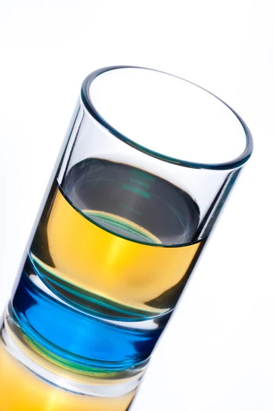 Bevanda alcolica su sfondo bianco — Foto Stock