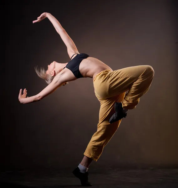 Hermosa mujer en movimiento — Foto de Stock