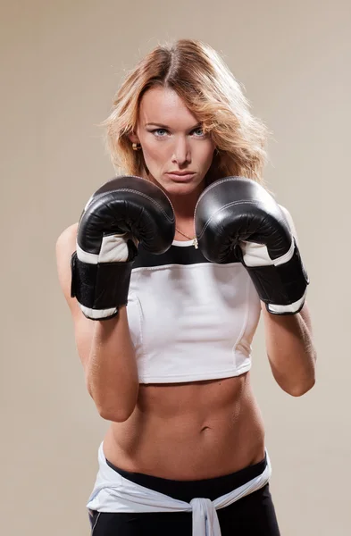 Mulher esportiva sexy em luvas de boxe — Fotografia de Stock