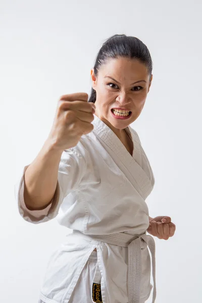 Смешная женщина в кимоно на белом — стоковое фото