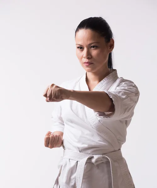 Kadına yumruk savaş sanatı egzersiz göster — Stok fotoğraf