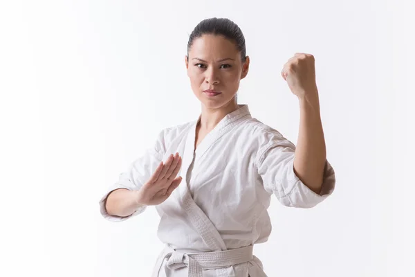 Hermosa mujer en kimono sobre blanco — Foto de Stock