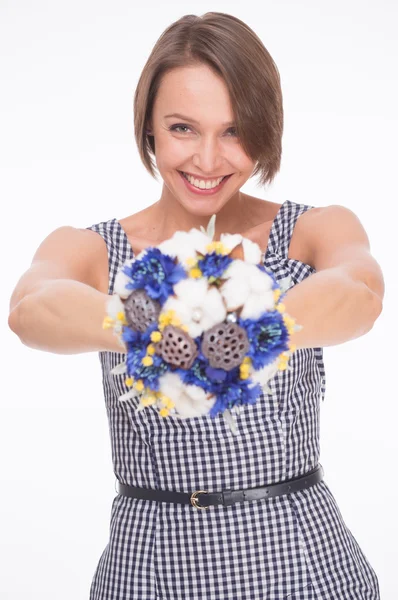 Femme avec bouquet de fleurs — Photo