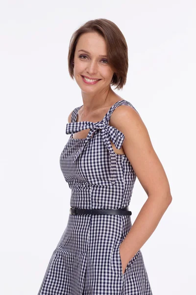 Frau im Sommerkleid mit Gingham — Stockfoto