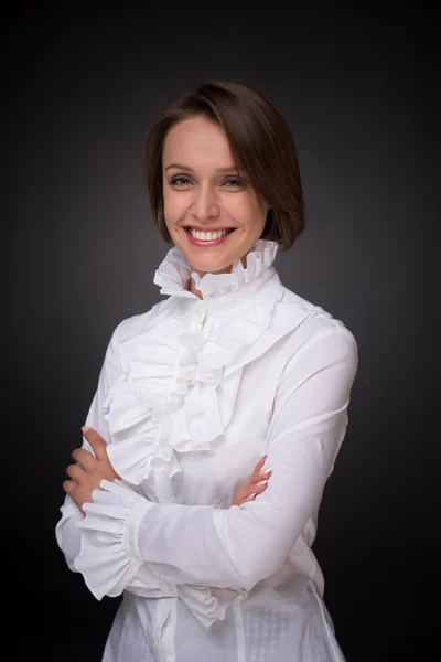 Leende kvinna i vit skjorta krage — Stockfoto