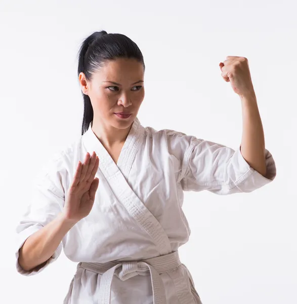 Schöne Frau im Kimono auf Weiß — Stockfoto