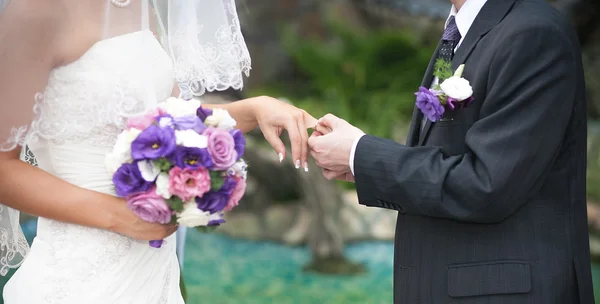 Brudgummen och bruden händer — Stockfoto