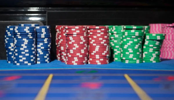 Fichas de casino na mesa de roleta — Fotografia de Stock