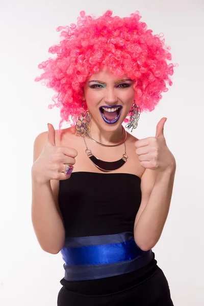 Hermosa chica de fiesta en peluca rosa — Foto de Stock