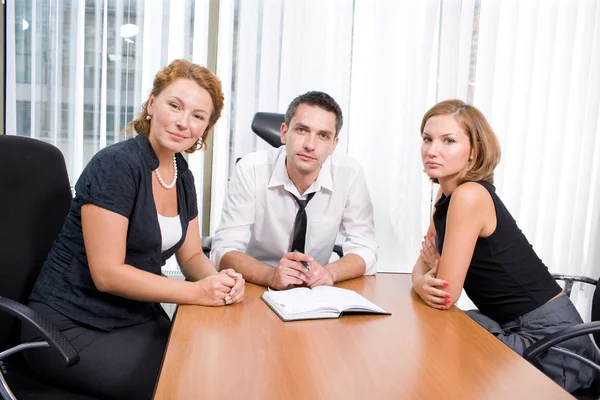 Manager met kantoorpersoneel over de bijeenkomst van — Stockfoto