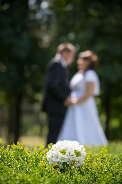 Svatební kytice a pár — Stock fotografie