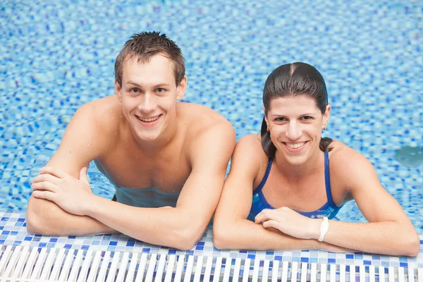 Glad positiv man och kvinna i poolen — Stockfoto