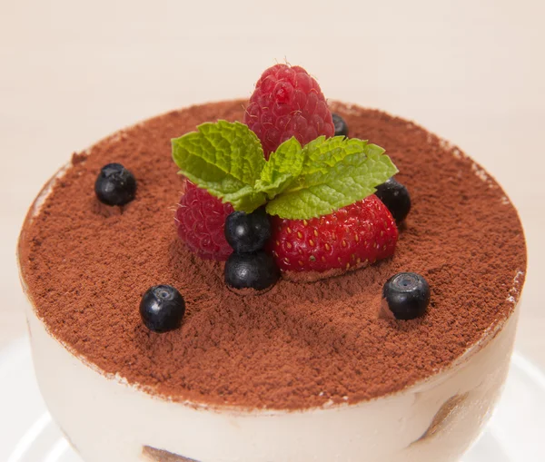 작은 과일을 가진 유리에 티라미수 케이크 — 스톡 사진