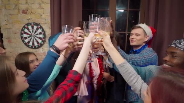 Bicchieri tostati con bevande diverse che si agitano a felici amici multietnici durante la festa di Capodanno. Concetto di amicizia, di stare insieme. Video FullHD di alta qualità — Video Stock