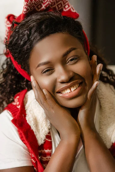 Krásná africká dívka model v vánoční ozdoba oblečení úsměvy široce pro kameru. Afro Beauty Face. Detailní záběr — Stock fotografie