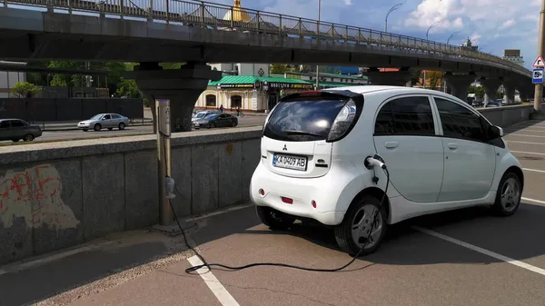 Електричний транспортний засіб Mitsubishi IMIEV знаходиться на заряджанні. 8 червня 2020. Київ, Україна. — стокове фото
