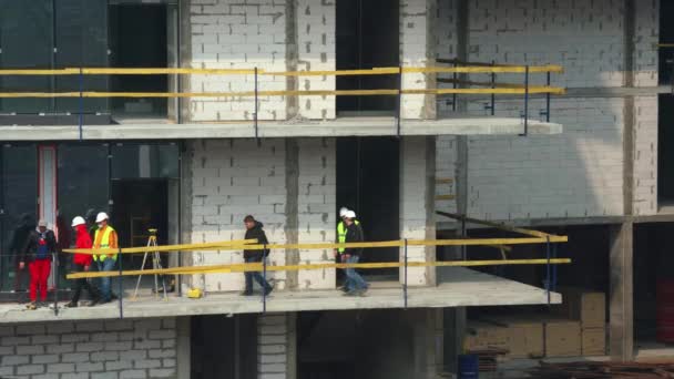 El equipo de construcción está en la construcción de un nuevo edificio de varios pisos. Kiev. Ucrania - 18 de abril de 2020 Vídeos De Stock Sin Royalties Gratis