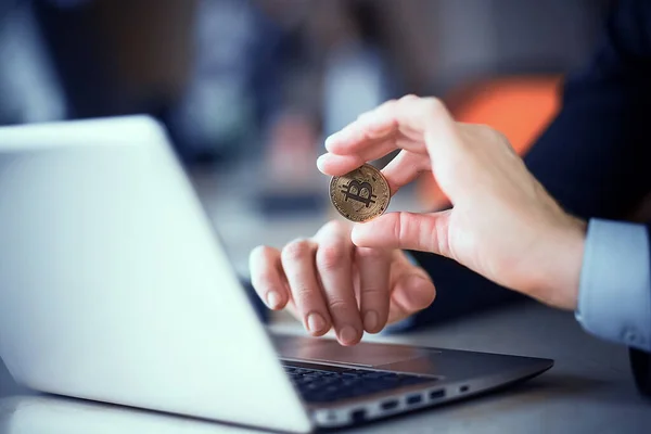 Bitcoin coin in hand — Stock Photo, Image