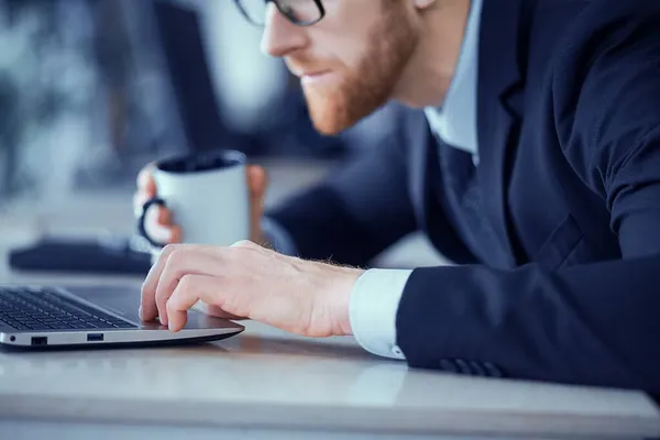 De manager werkt op de laptop — Stockfoto