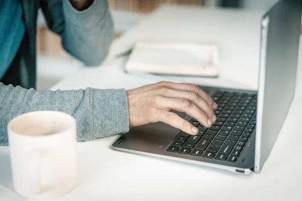 Trabalhador de escritório digitando no teclado do laptop em seu escritório, homem trabalhando no laptop. Close-up de mãos no laptop — Fotografia de Stock