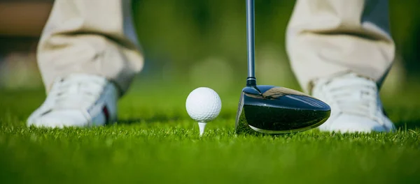 Golfball auf dem Abschlag auf dem Course of Turf Grass, Schläge des Golfclub-Fahrers. Weiß Golf Schuhe Nahaufnahme — Stockfoto