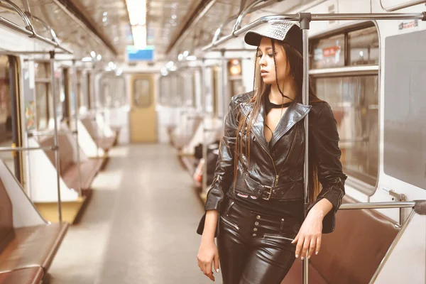 Jeune femme modèle posant dans une voiture souterraine. sexy diva en vêtements à la mode dans belle pose dans la voiture de train. Gros plan — Photo