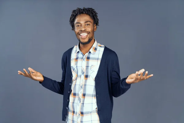 Joyful Man in Casual Clothes and Dreadlocks on his Head Smiles Broadly and Stands Απομονωμένος σε γκρι φόντο. Διπλή Πλευρική Αντιγραφή χώρου. Κοντινό πλάνο — Φωτογραφία Αρχείου