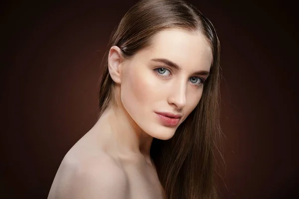 Spa y hermoso concepto. Mujer de belleza natural medio convertida de pie sin retrato facial de maquillaje. Modelo de piel pura sana posando en cámara aislada sobre fondo negro. Concepto de maquillaje natural — Foto de Stock